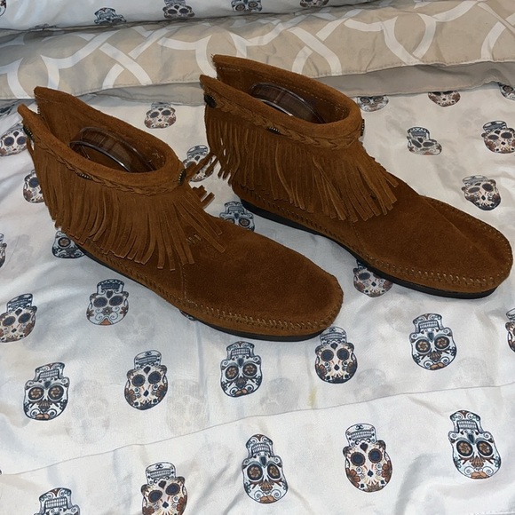 Minnetonka NWOT Size 8 Stylish Brown Suede Fringe Boots. - Picture 2 of 7